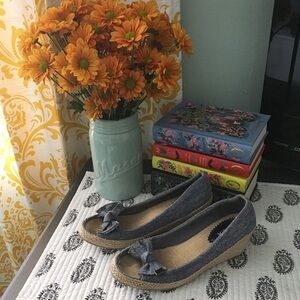 N.Y.L.A Chambray Bow Wedges, Size 6.5